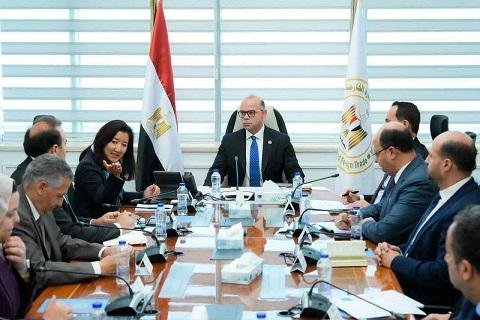 وزير الاستثمار خلال لقاء ممثلي...