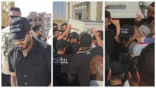 بالصور- تامر حسني يحمل نعش وال...