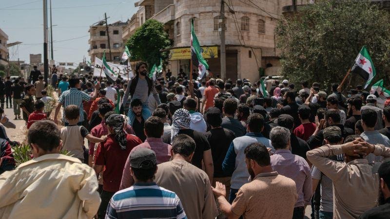 "دهس صور أحمد الشرع خلال احتجاجات الوقود في سوريا".. ما حقيقة الفيديو؟
