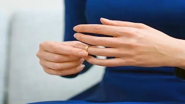 "اللي نسي عياله ممكن ينساني".. زوجة تطلب خلع زوجها بسبب تجاهله طفليه