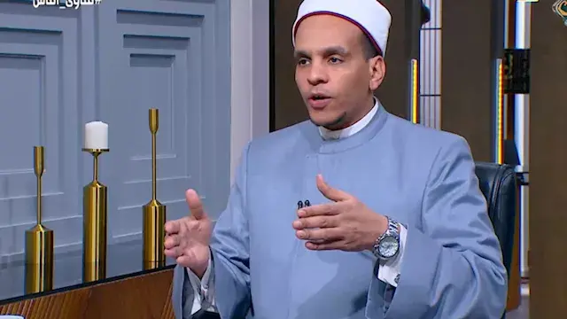 هل أقطع الصلاة عند طرق الباب بشدة؟.. أمين الفتوى يجيب