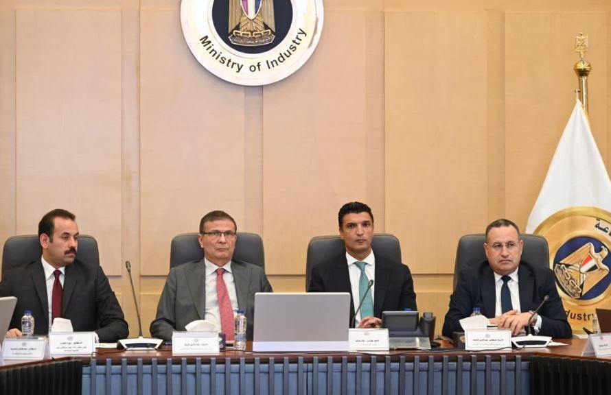 3 وزراء ورئيس مستقبل مصر يبحثو...
