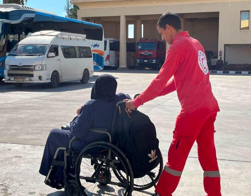 فرق الهلال الأحمر تستقبل الدفع...