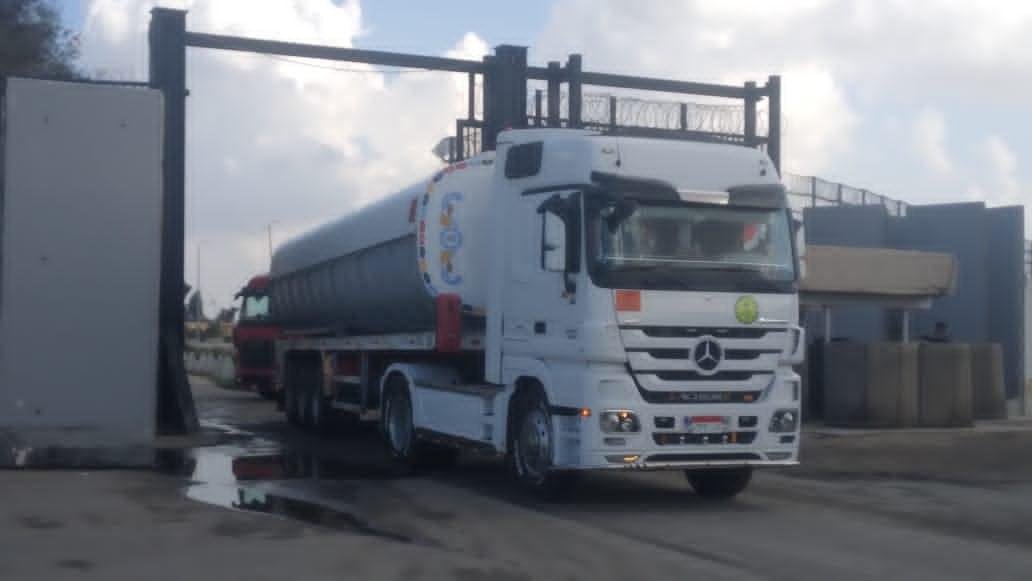 استمرار عبور أفواج شاحنات المس...
