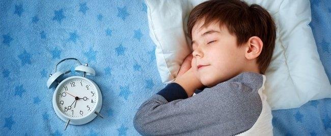 كيف تعيدين ضبط نوم طفلك قبل ال...