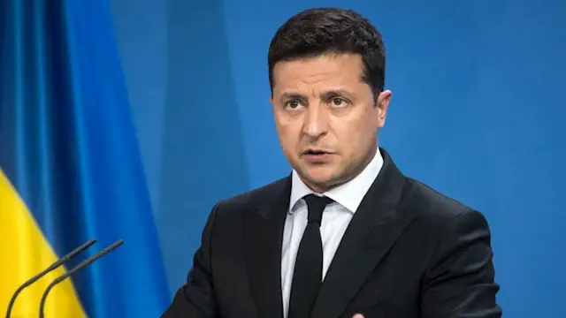 منها تجميد أصول وسحب أوسمة.. زيلينسكي يفرض عقوبات على رئيس مكتبه السابق