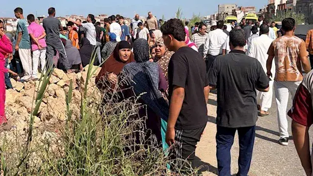 "وقعت بيهم في الترعة".. مصرع س...