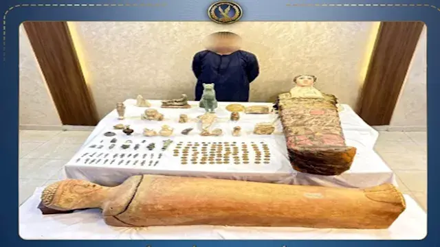 "كنز أثري".. ضبط شخص بحوزته 151 قطعة أثرية من 3 عصور بالمنيا | صور
