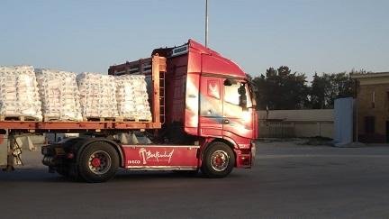 معبر رفح يشهد عبور شاحنات مساع...