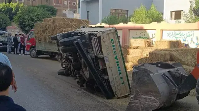 انقلاب سيارة محملة بالتبن في ش...