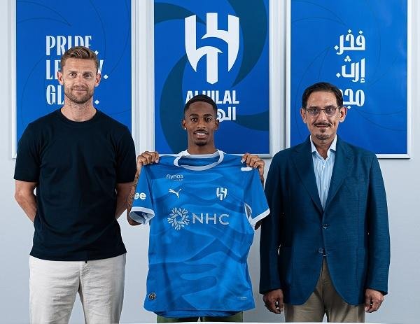 الهلال السعودي يتعاقد مع مهاجم...