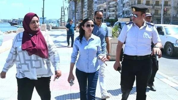 محافظ البحيرة تتفقد كورنيش المدينة وعددًا من الشوارع الرئيسية وتشدد على التزام المراكب بالمراسي