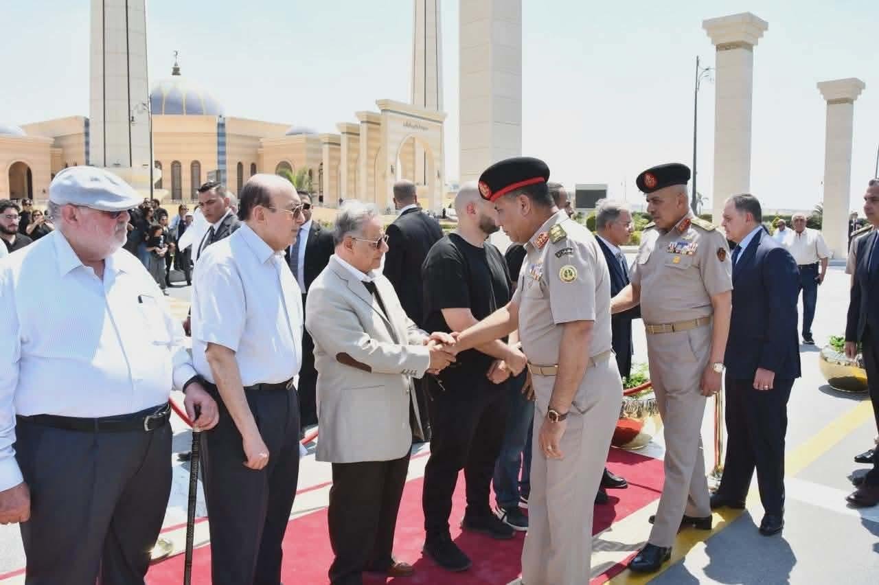 وزير الدفاع يتقدم الجنازة العس...