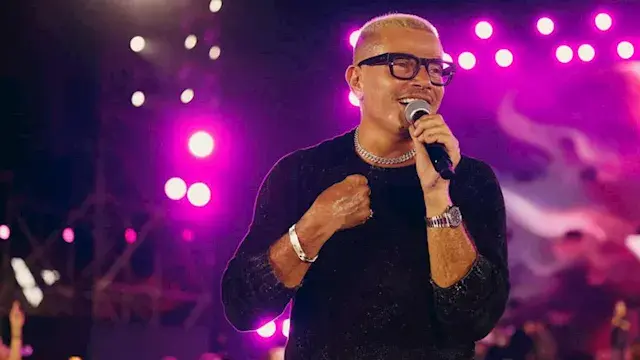 "صوت شكّل وجدان أجيال".. عمرو دياب يودّع هاني شاكر