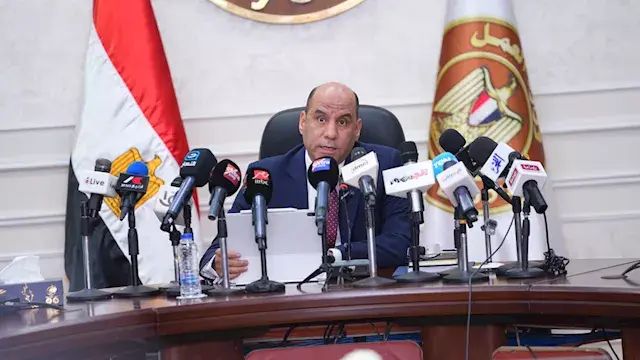 وزير العمل يحسم مصير الفصل الت...