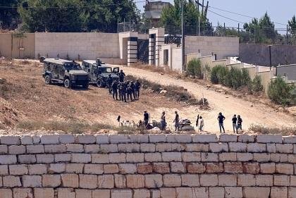 مستوطنون يواصلون حصار منازل فل...