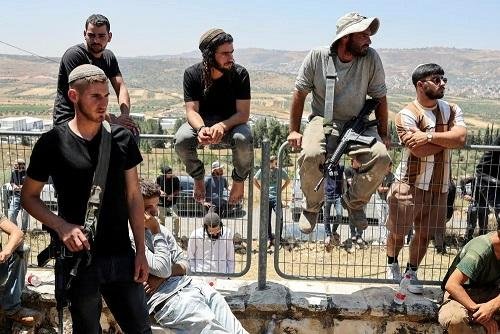 الضفة.. مستوطنون إسرائيليون يقتحمون بلدة بيتونيا بحماية جيش الاحتلال