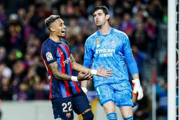 كورتوا يشيد بنجم برشلونة رافينيا: لا يحصل على التقدير الذي يستحقه