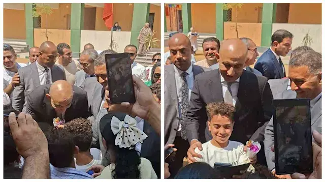 "روح احلق شعرك".. وزير التعليم يمازح طفلًا في افتتاح مدرسة ببنها- صور