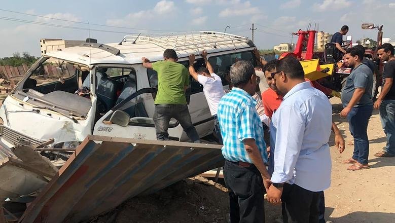 إصابة 12 عاملا إثر انقلاب ميكر...