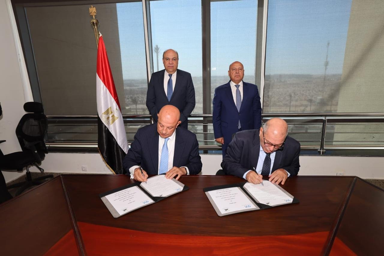 وزيرا الطيران والنقل يشهدان تو...