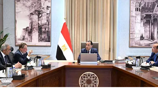 مدبولي يبحث مع محافظ المركزي و...