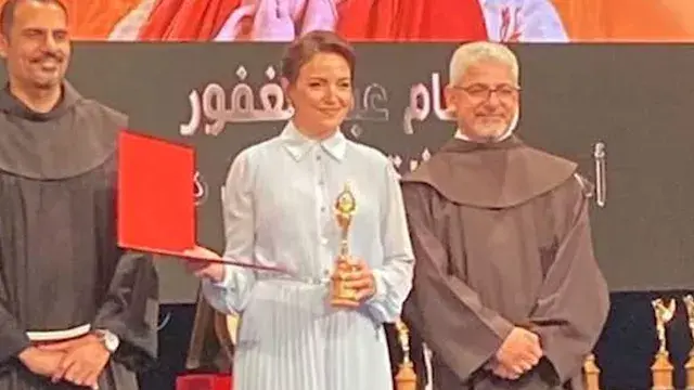 ريهام عبد الغفور تهدي تكريمها في ختام الكاثوليكي للسينما لوالدها الراحل