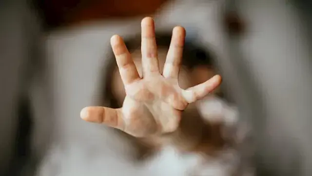 ضبط أب قيد أبناءه واعتدى عليهم...