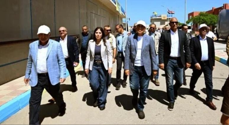 رئيس الوزراء يتفقد محطة معالجة...