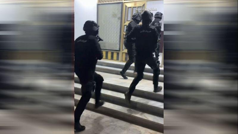 السعودية.. فيديو مداهمة أمنية لمنزل مروجي مخدرات وما عثر عليه من كميات