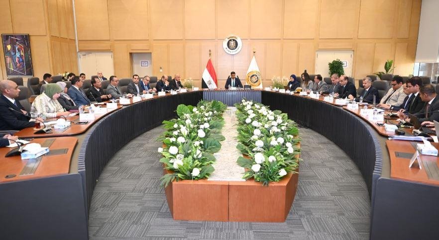 وزير الصناعة يضع خارطة طريق تف...
