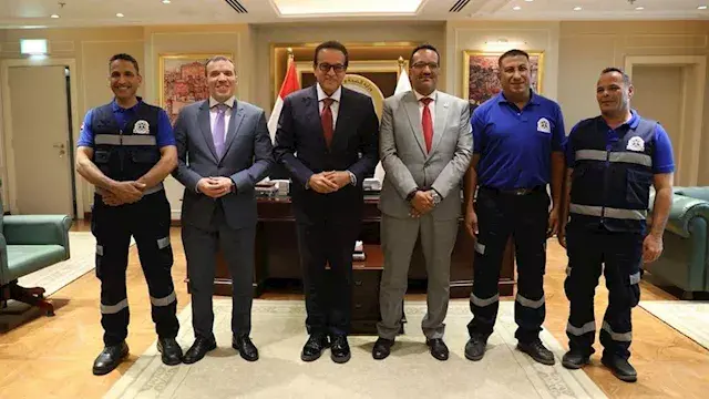 بالصور.. وزير الصحة يُكرم أبطا...