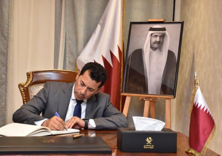 مسئولون حاليون وسابقون يؤدون و...