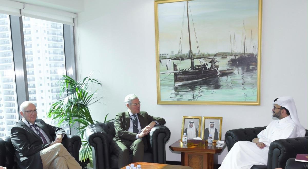 د.الأنصاري يجتمع مع عضوين في البرلمان الألماني