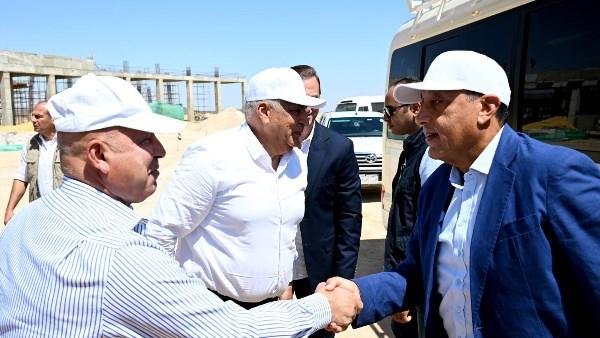 رئيس الوزراء يستعرض المنطقة ال...