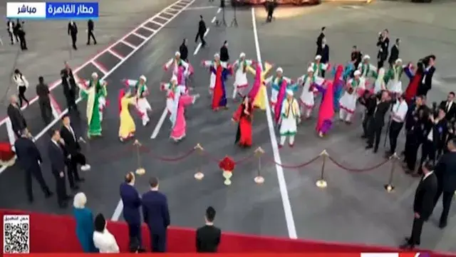 بالصور.. عروض شعبية وأطفال بال...