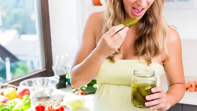 منها تهيج المعدة .. احذر تناول المخللات في وجبة الإفطار