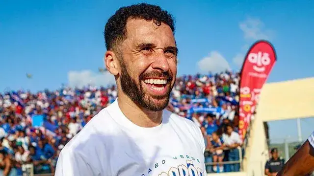 رسالة لينكد إن تقود نجم إيرلند...