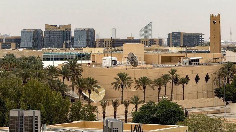 أمريكا تأمر الموظفين "غير الأساسيين" في سفارتها بالرياض بالمغادرة.. ومصدر يوضح لـCNN السبب