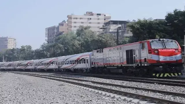 مصرع طفلين صدمهما قطار عقب خروجهما من المدرسة في بنها