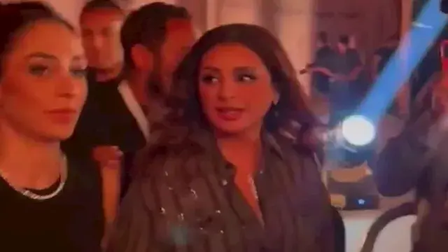 10 صور لـ أنغام على الريد كارب...