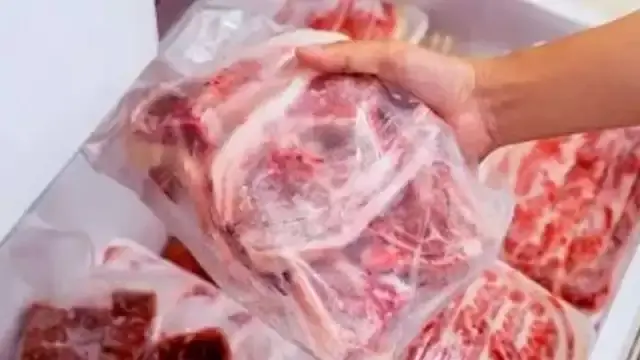 لماذا يجب فصل اللحوم النيئة عن باقي الأطعمة؟.. عادة بسيطة تحميك من التسمم الغذائي