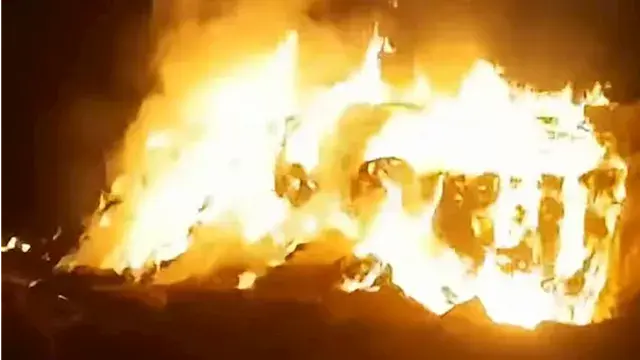 حريق هائل يلتهم مجمع قش الأرز في إحدى قرى مركز فاقوس بالشرقية