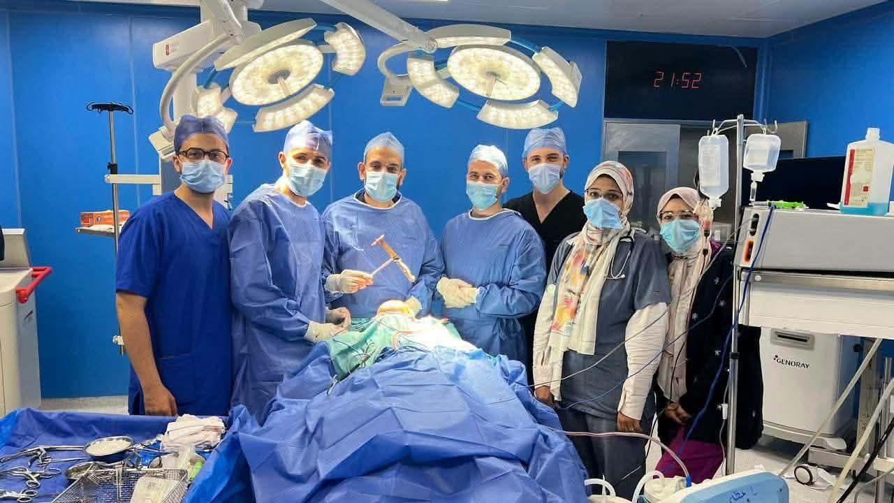 فريق جراحة المخ والأعصاب بمستش...