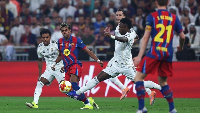 كلاسيكو برشلونة وريال مدريد يجمع 7 مرشحين للكرة الذهبية.. تعرّف على أرقامهم