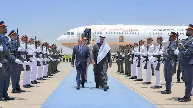 صور وفيديو.. السيسي يتفقد القوات المصرية في الإمارات خلال زيارة أخوية