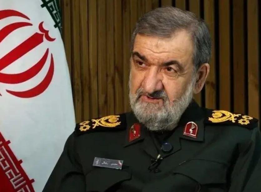 رضائي: لم يُتخذ أي قرار جديد بشأن تغيير العقيدة النووية الإيرانية