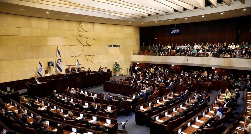 «إسرائيل هيوم»: المعارضة تناقش خطة لاستبدال رئيس الكنيست وتمرير تشريعات تستهدف نتنياهو