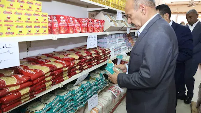 محافظ السويس يتابع توافر السلع...