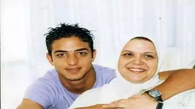 مع والدته وبالفيسبا..17 صورة ن...